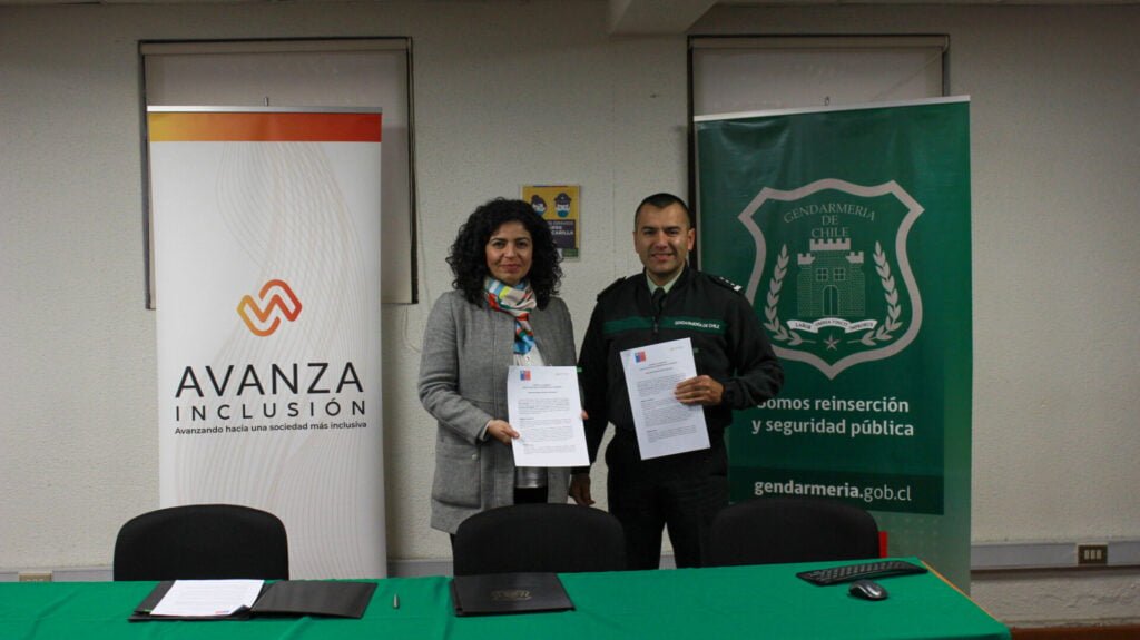 La directora de Incidencia, Evelyn Contreras junto al Director Regional , Jorge A. Martin Dominguez, Coronel de Gendarmería, posando para la foto donde aparecen sonriendo con el reciente convenio firmado entre Gendarmería Maule y AVANZA Inclusión.