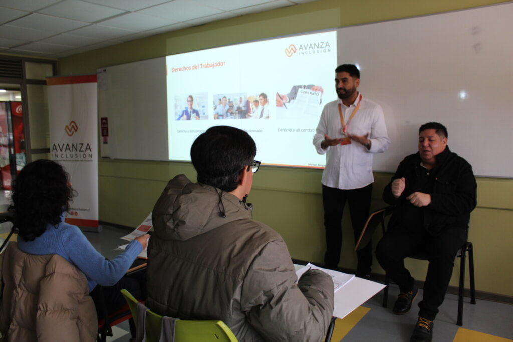 personas con discapacidad participando de una charla sobre inclusión laboral