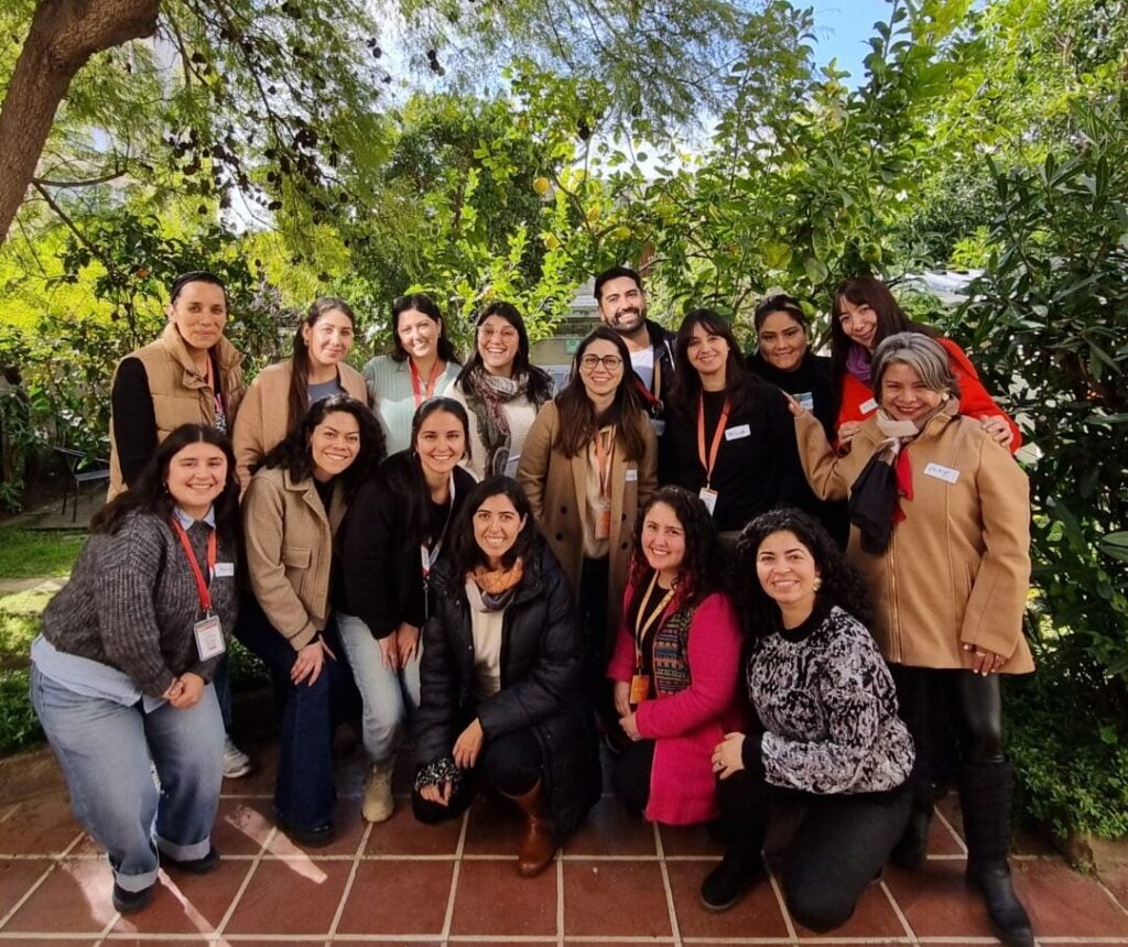 Jefaturas de AVANZA Inclusión junto a personas relatoras del programa de liderazgo, posando para la cámara. Aparecen personas de pie y algunas agachadas.