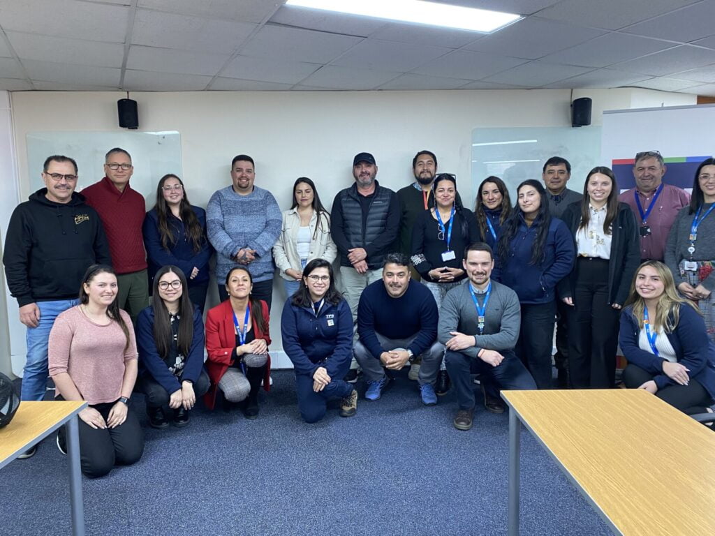 Foto de todos los participantes de la charla, posando para la cámara.