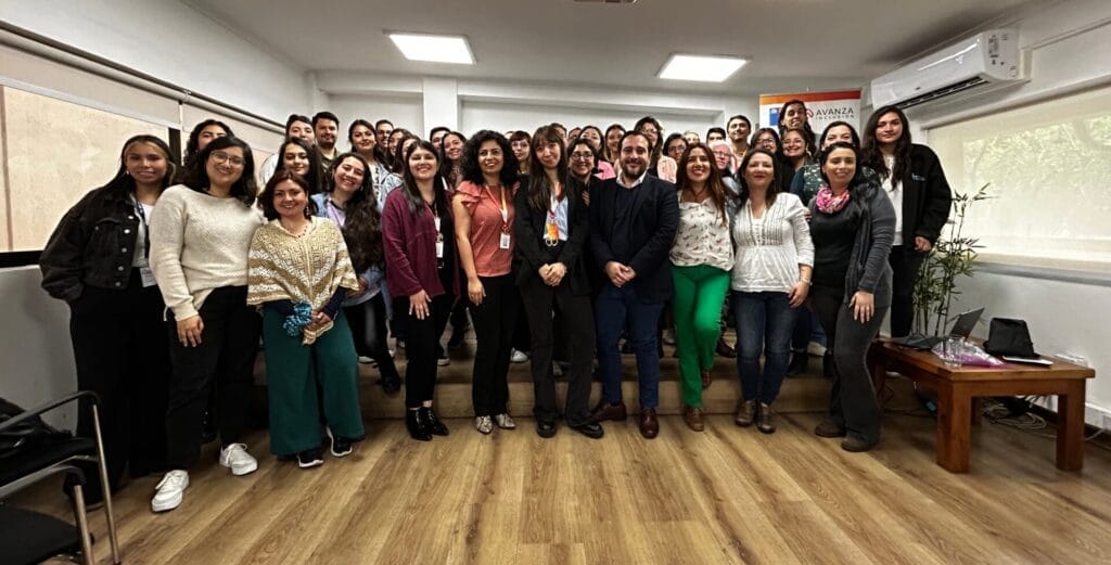 Todas las personas asistentes posando a la fotografía grupa. Aparecen todos sonriendo y de pie.