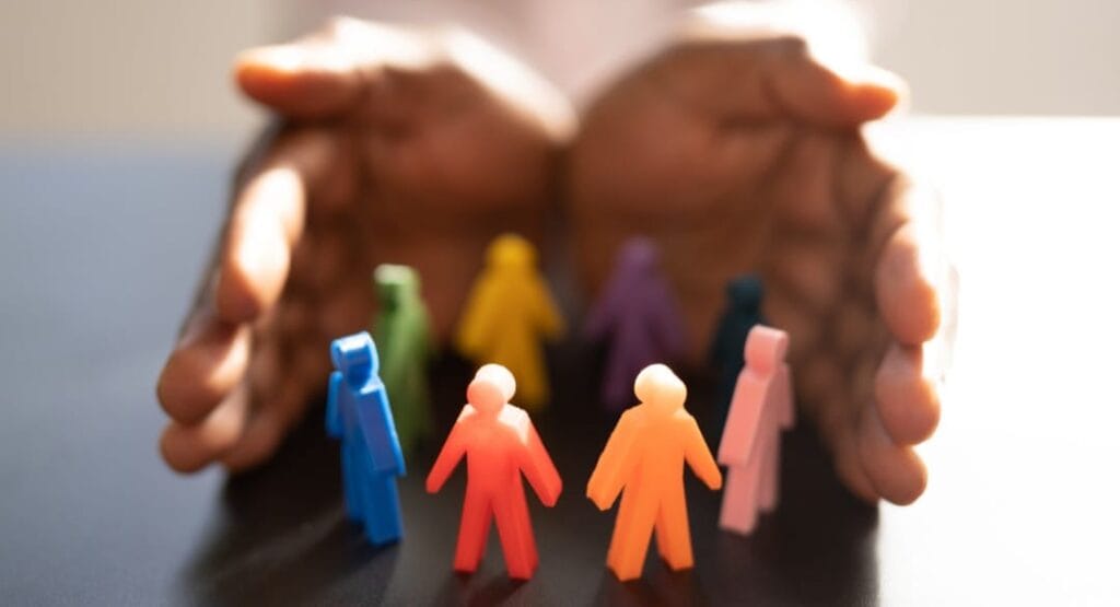 dos manos abiertas con diversidad de personas ejemplificadas.