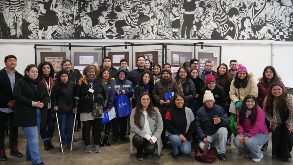 Fotografía de las personas que participaron de la jornada de inauguración, posando todas y todos para la foto.