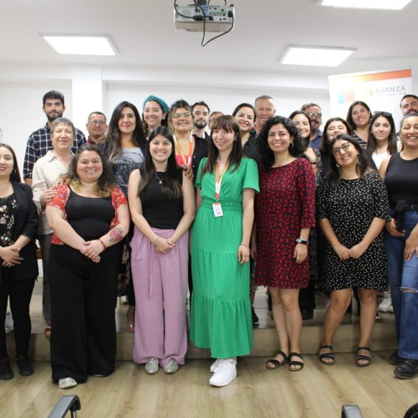 Equipo de Orientación Sociolaboral La imagen muestra a un grupo de personas del equipo del Programa de Orientación Sociolaboral, junto con profesionales de VAIS y Centros de Tratamiento. Todos están de pie, mirando a la cámara en un auditorio.